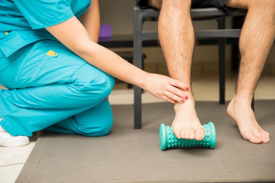 Mini-Faszienrolle für eine Fußmassage