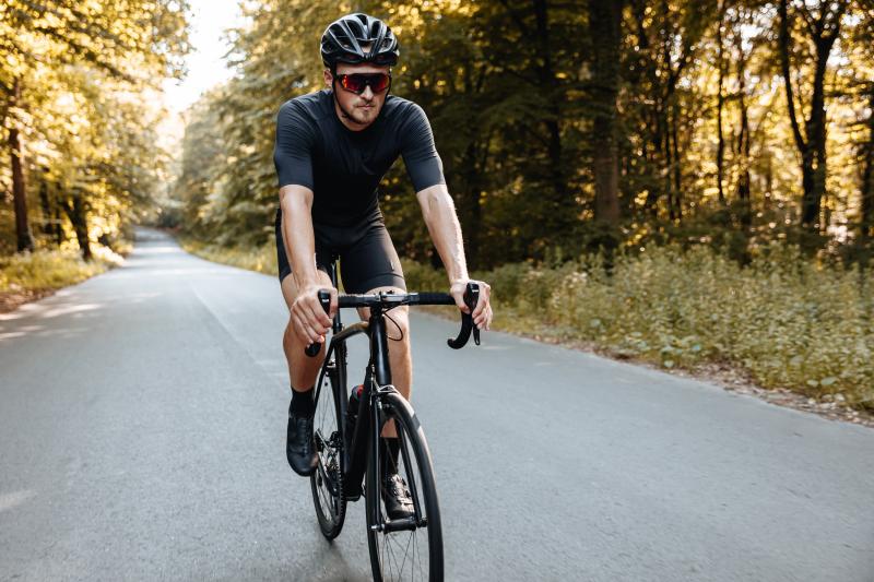 Beim Rennradfahren hilft regelmäßiges Aufstehen und Wiegetritt